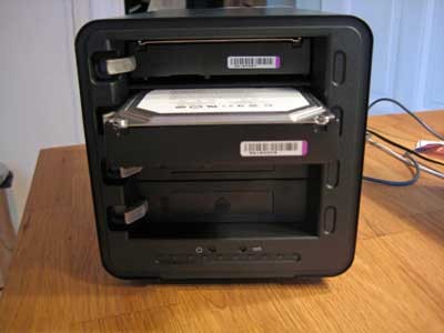 Drobo 03 Festplatten einschieben